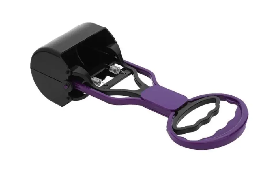 Pala para recoger excrementos de animales de color morado.